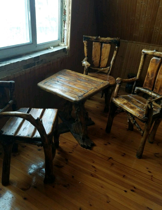 Стол и три стулья ручной работы