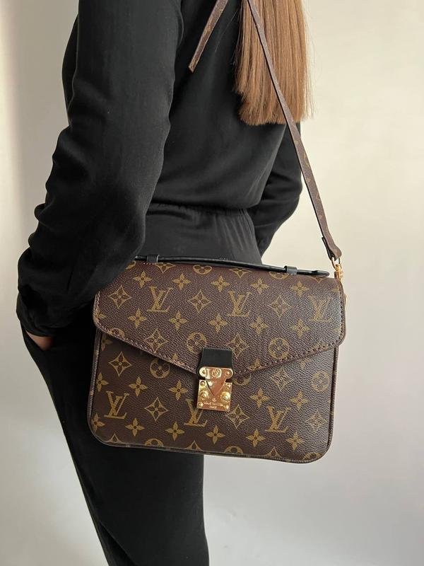 Стильная брендовая сумочка темно-коричневого цвета