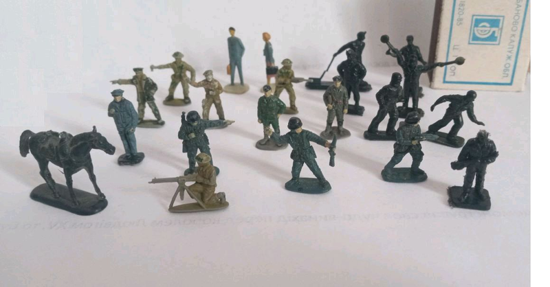 Солдатики миниатюрные пластмассовые (2 - 2,5 см) 21 шт