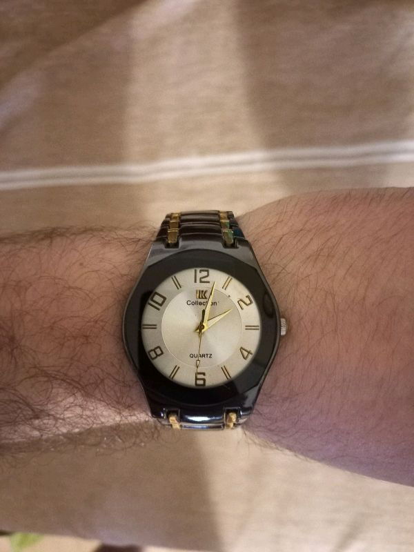 Продам б/у, кварцевые наручные часы.