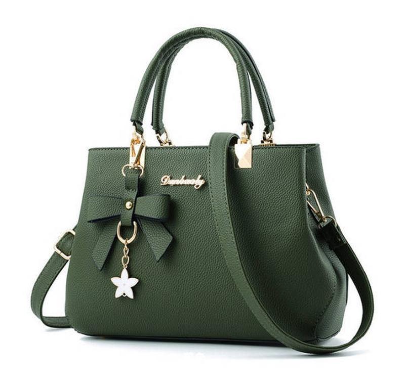 Модная женская сумка с брелоком зеленый