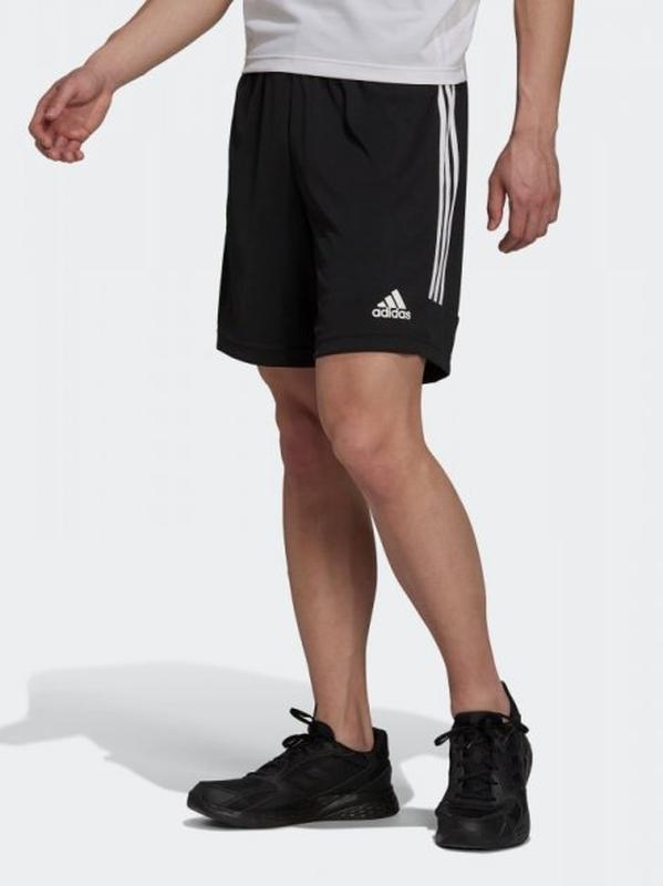 Спортивные футбольные шорты  adidas