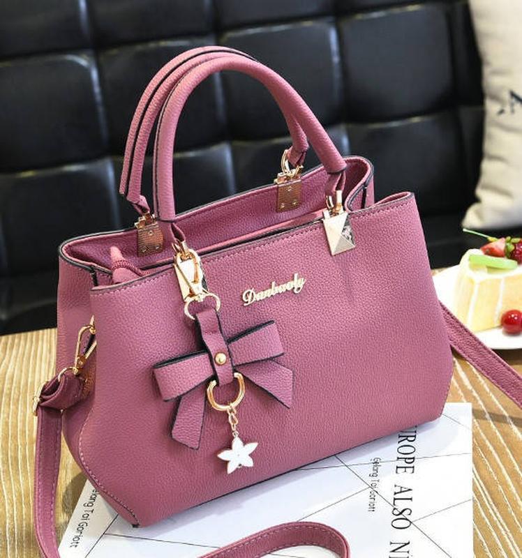 Модная женская сумка с брелоком розовый