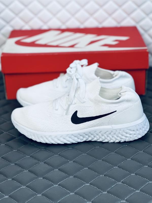 Red and best sale white nike tanjun