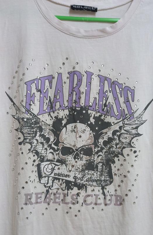 Крутая байкерская футболка с черепом и стразами fearless