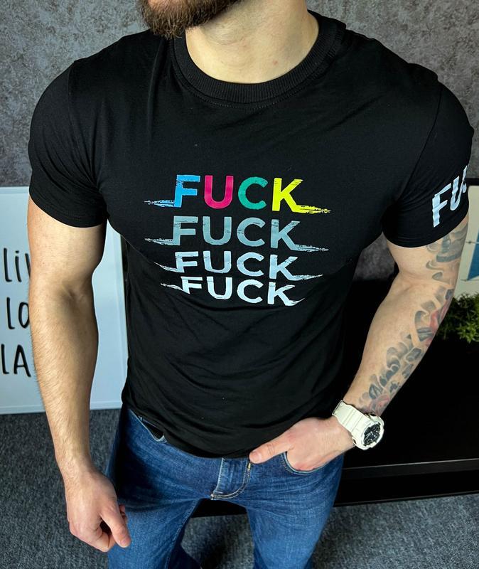 Черная мужская базовая футболка с принтами