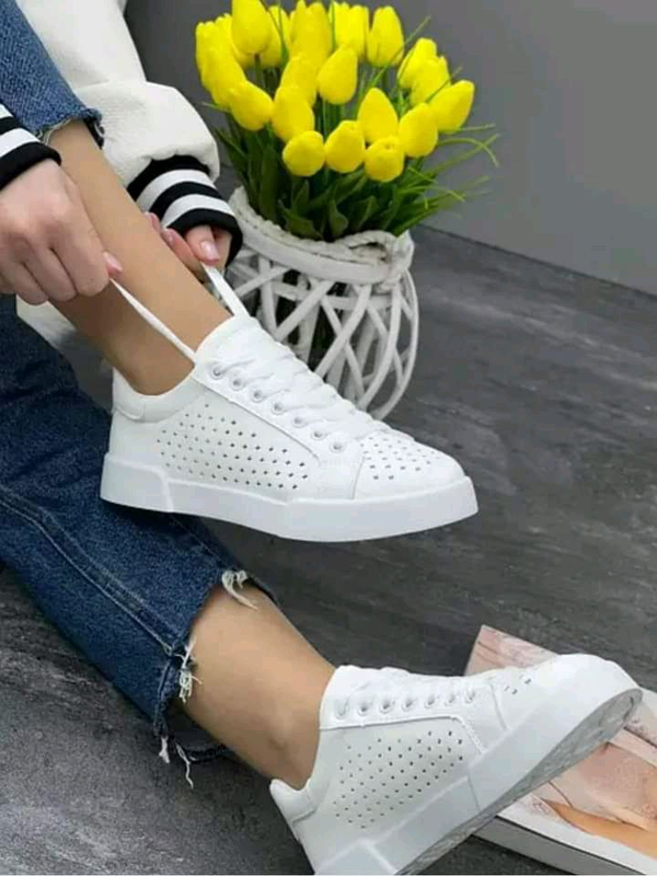 Жіночі кросівки
