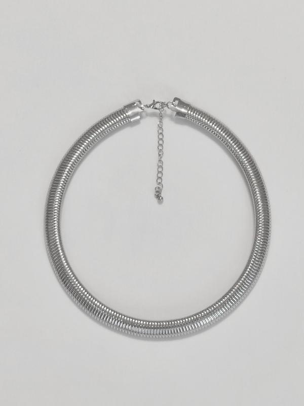 Серебристое ожерелье чокер