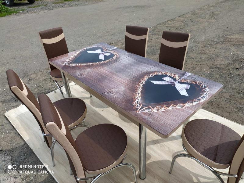 Стеклянный обеденный стол и стулья