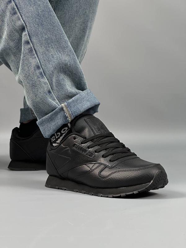 Reebok store full black