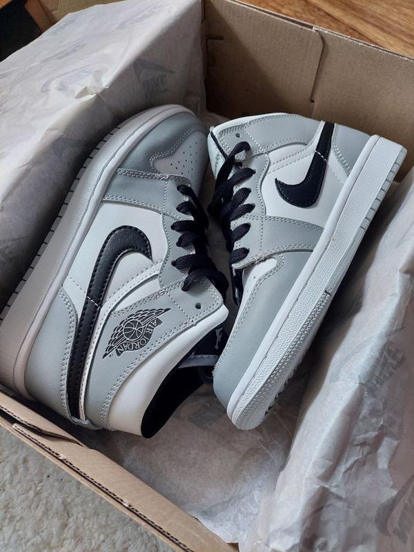 Jordan retro 1 mid 2024 grey