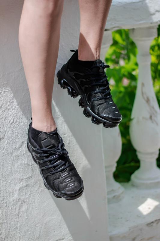 Nike air vapormax plus triple store black womens