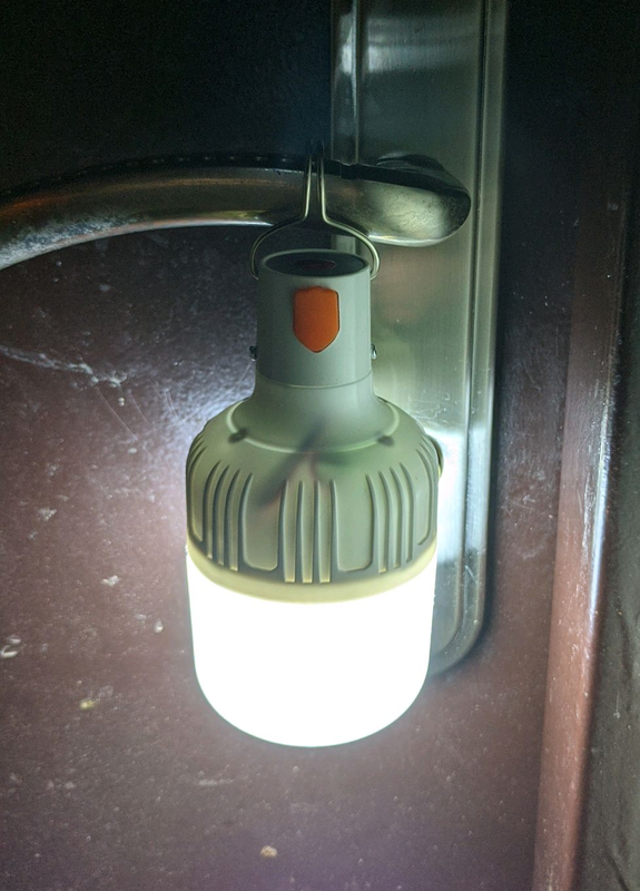 Новая LED лампочка на аккумуляторе с крючком, мощность 60 Вт: цена 200 ...