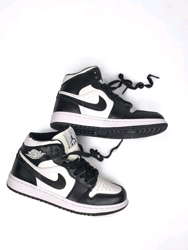 White and black store nike air jordans