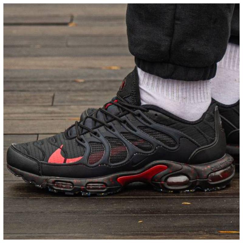 Nike air max 2024 plus black red