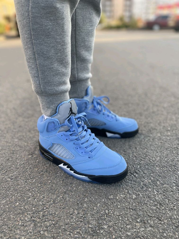 Blue jordans best sale retro 5