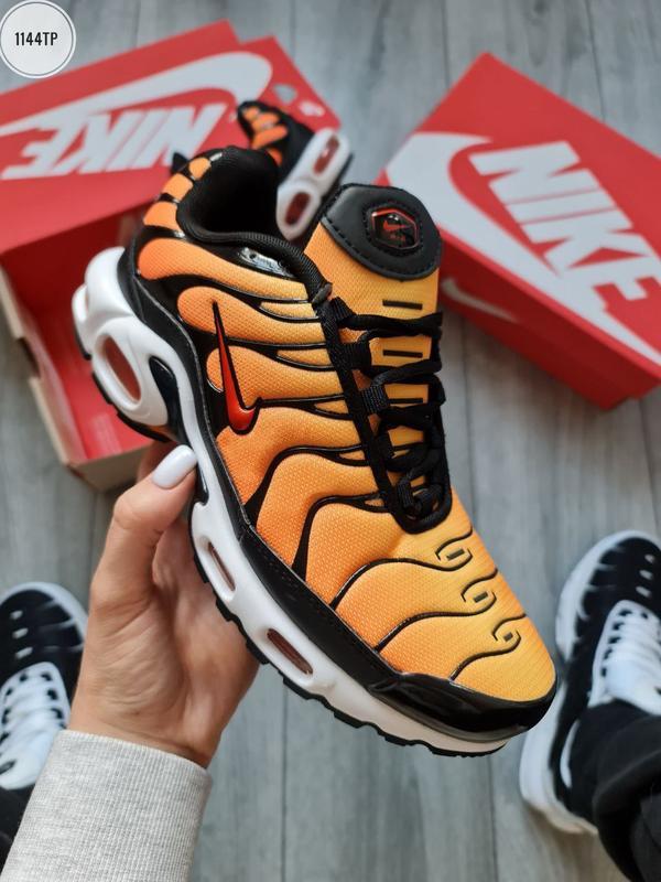 Air max store plus black orange