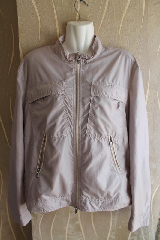 Бомбезная легкая курточка бежевого цвета от люкс бренда versace