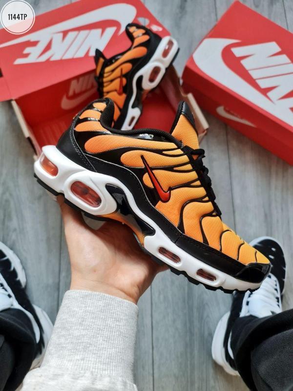 Nike air max plus black best sale and orange