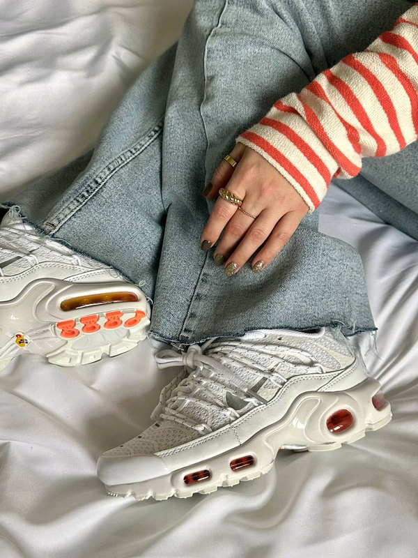 White orange air max sales plus