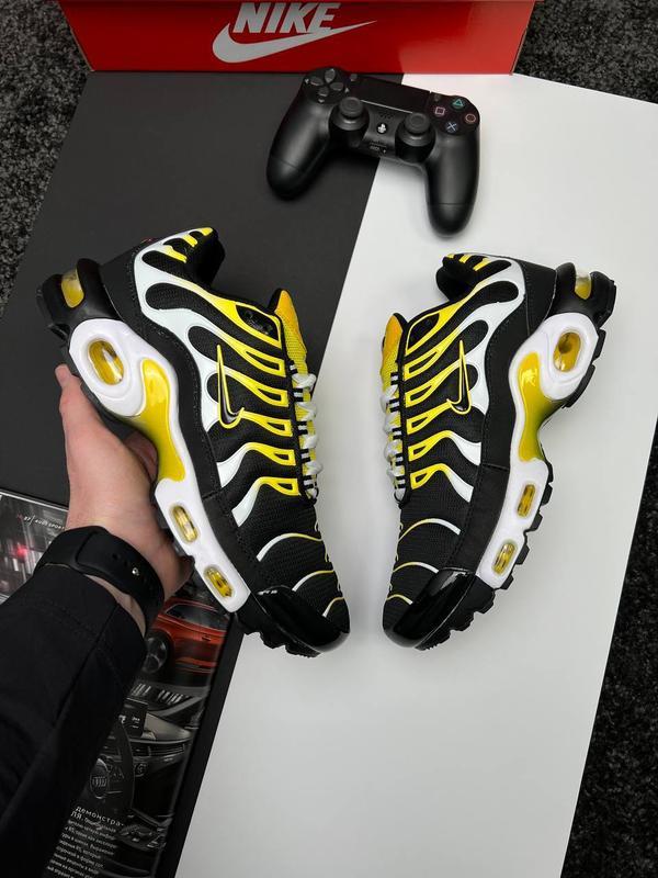 Nike air max plus best sale black yellow