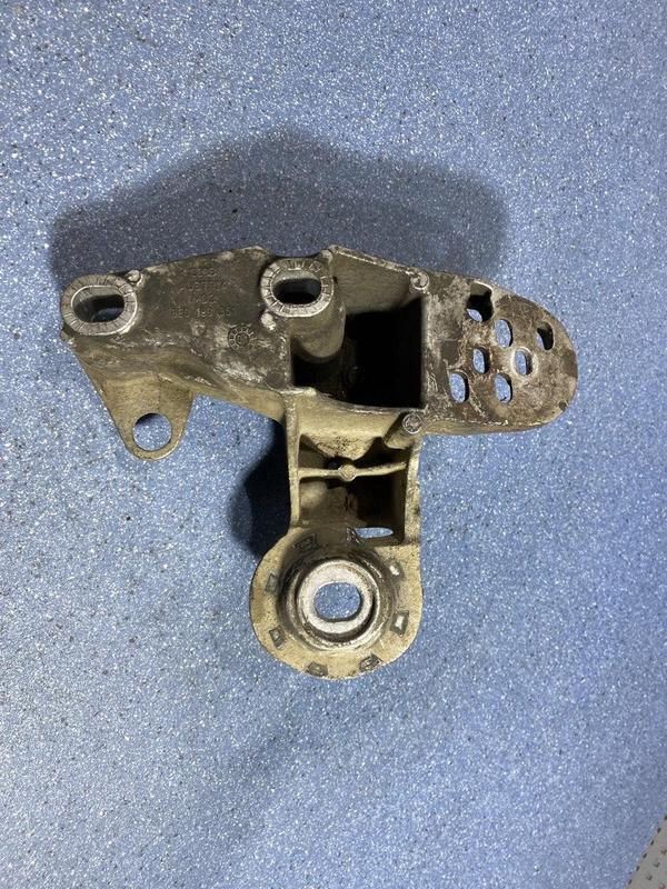 8E0199351 VAG кронштейн подушки (опоры двигателя левой) Skoda ...: цена ...