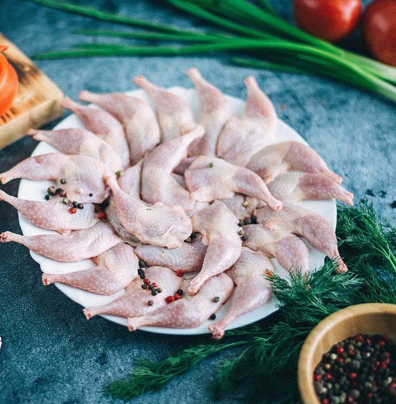 Перепелиные окорочка. Филе перепелов. Перепела в духовке с хрустящей корочкой и картошкой. Перепела окорочка в духовке. Тушка перепела этикетка.