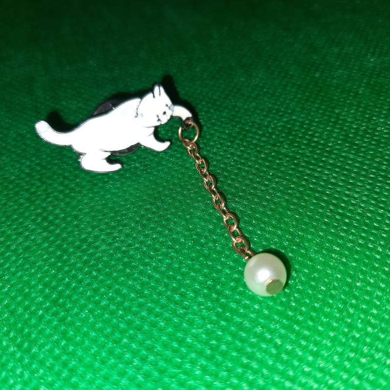 Значок металлический пин pin  котик играющий с клубком