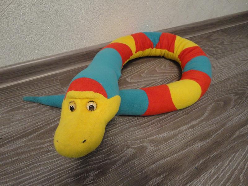 Игрушки удав. Мягкая игрушка змея. Мягкая игрушка удав. Игрушка разноцветная змейка мягкая. Змея разноцветная мягкая игрушка.