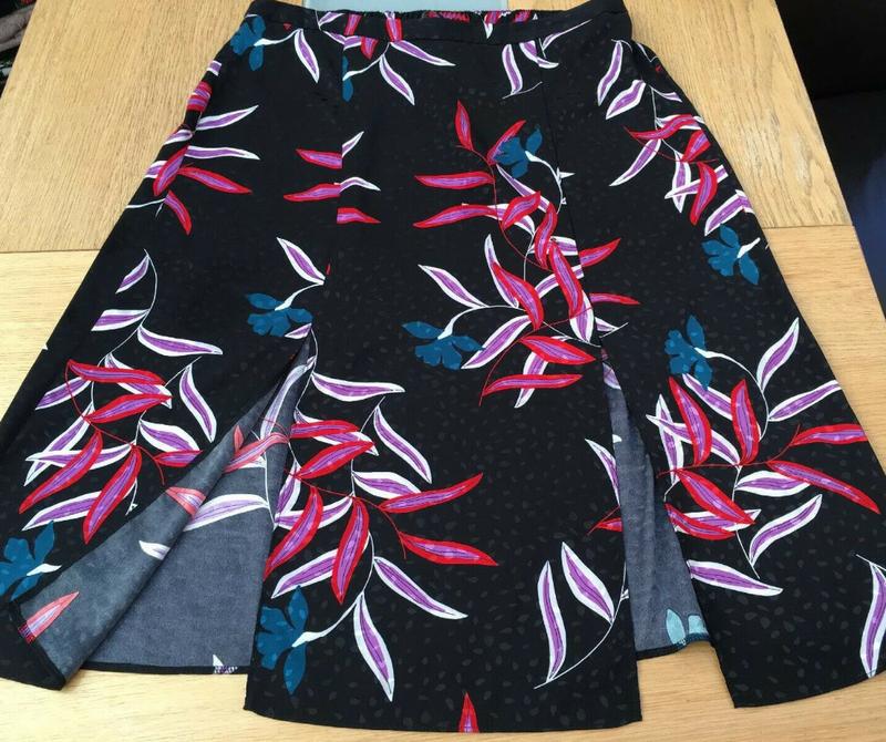 Черная атласная длинная юбка в цветочный принт george.