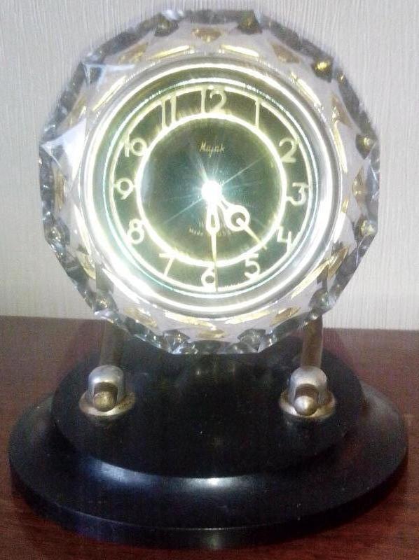 Часы маяк в хрустальном корпусе