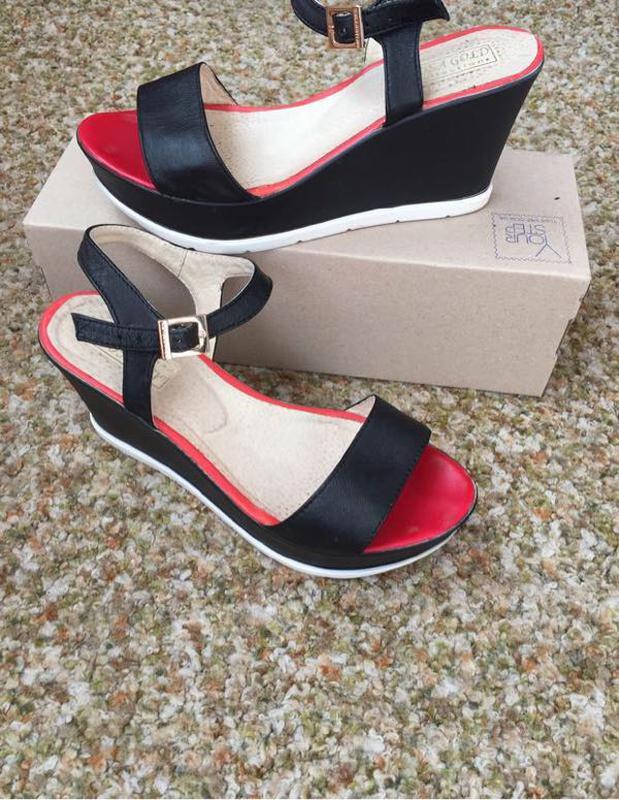 Кожаные босоножки