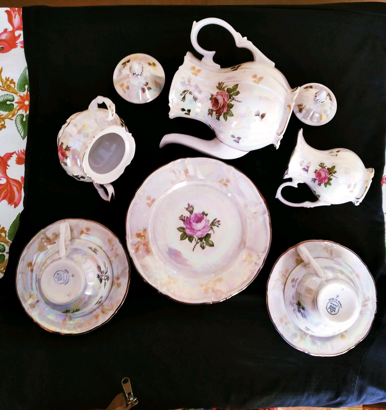 Разбитый сервиз. Шариков разбил сервиз. Разбитая фарфоровая посуда. Сломанная тарелка. Разбитые тарелки.