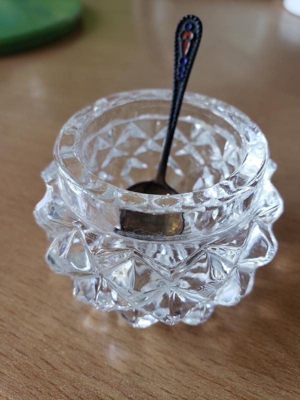 солонка хрустальная обод серебро. хрусталь сольница 1901. перечница из хрусталя. хрустальная солонка с мельхиором. солонка хрустальная с мельхиоровым ободком.