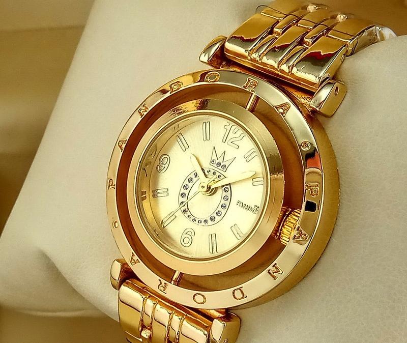 Mi gold. Золотые часы pandora. Часы Пандора женские золотые. Женские часы с золотым браслетом с голубым циферблатом. Серебрянный циферблат на золотом браслете.