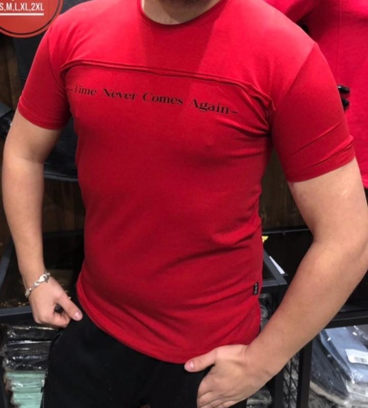 Модная мужская футболка