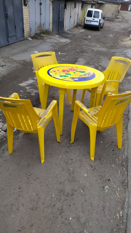 Стол и стулья для беседки из пластика