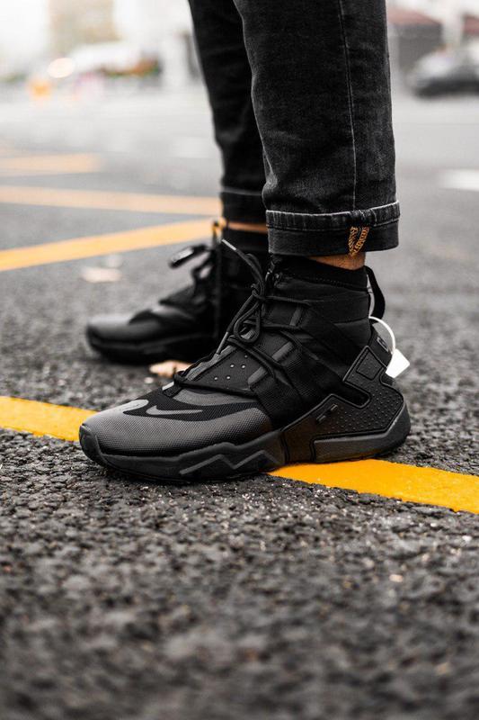 nike huarache gripp triple black