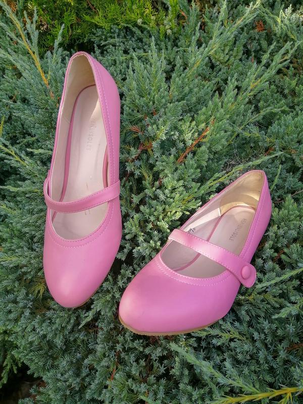 Розовые туфельки 40 рр средний каблук