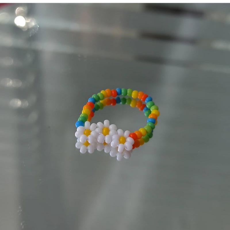 Кольцо из бисера ромашки на радуге акция 1+1=3: цена 140 грн - купить Украшения на ИЗИ