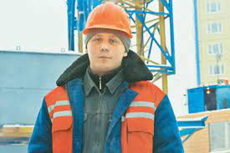 монтажник директор. монтажник промышленного оборудования. рабочий в каске. объявление требуется разнорабочий для работы в саду. вручение документов строителю.