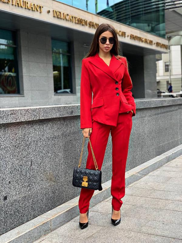 Красный костюм женский брючный: цена 800 грн - купить Костюмы и пиджаки  женские на ИЗИ | Киев