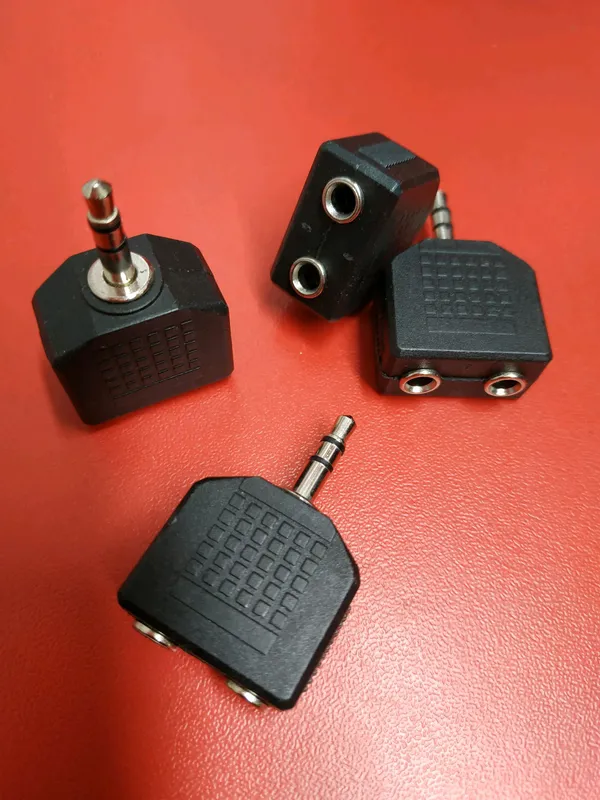 Адаптер навушників можливість підключення 2 пар до одного пристро