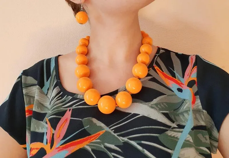 Яркий красивый оранжевый набор бусы и серьги