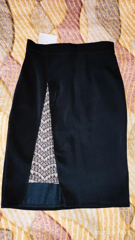 Черная утепленная юбка с бежевым узором