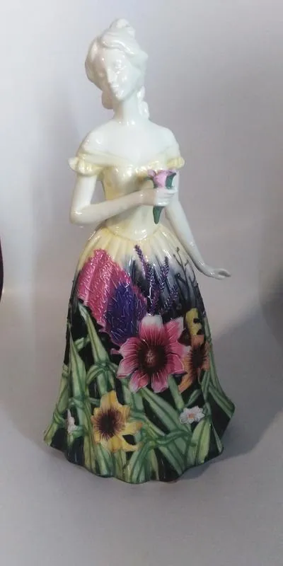Девушка с цветком фарфором итальялия pavone