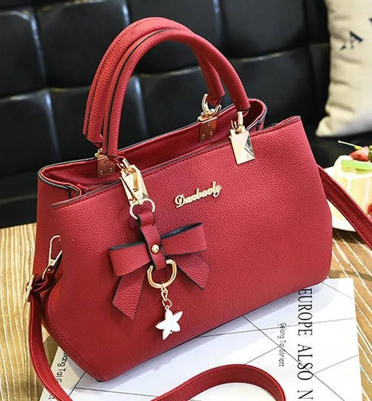 Модная женская сумка с брелоком красный