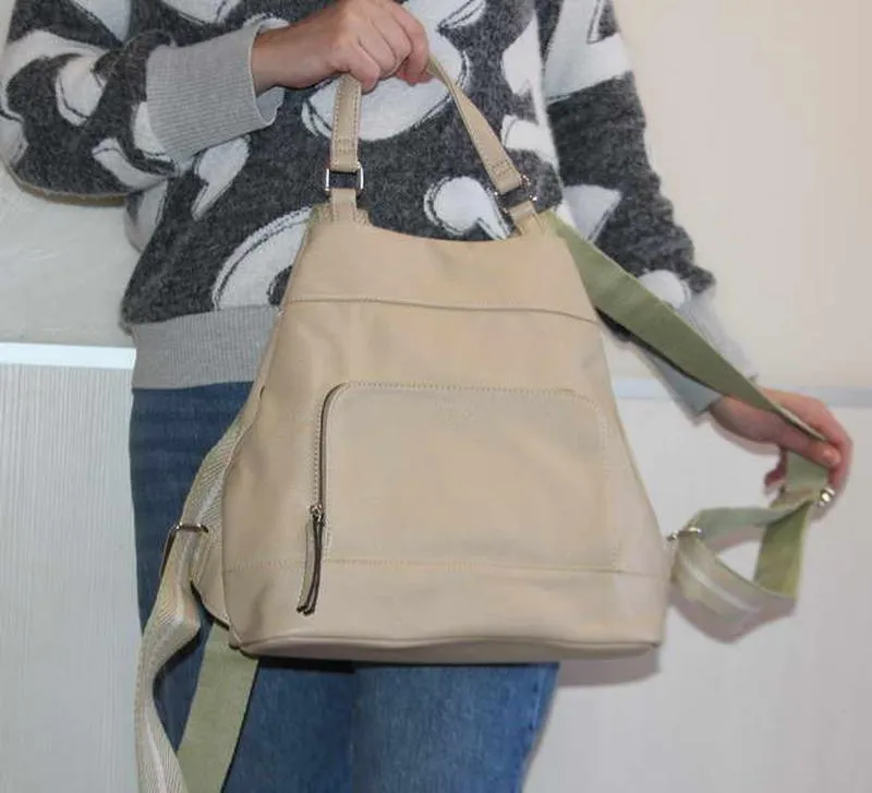 Стильный рюкзак – сумка, бежевого цвета.