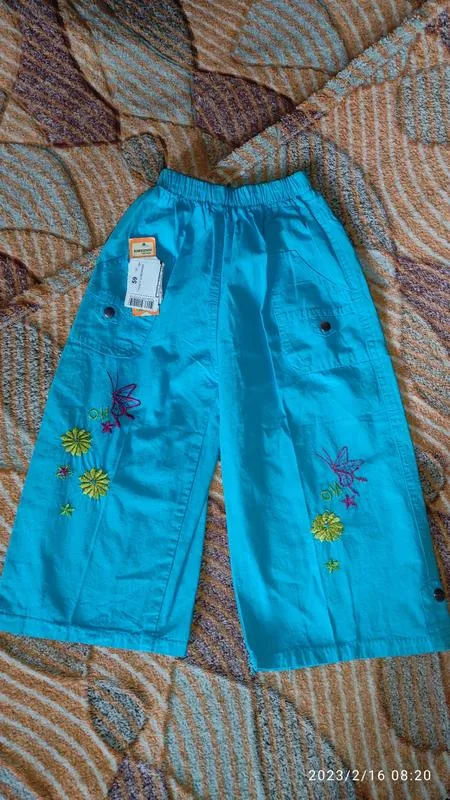 Голубые брюки, удлиненные шорты, с зелеными цветами