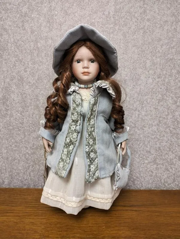 Коллекционная фарфоровая кукла alberon английская